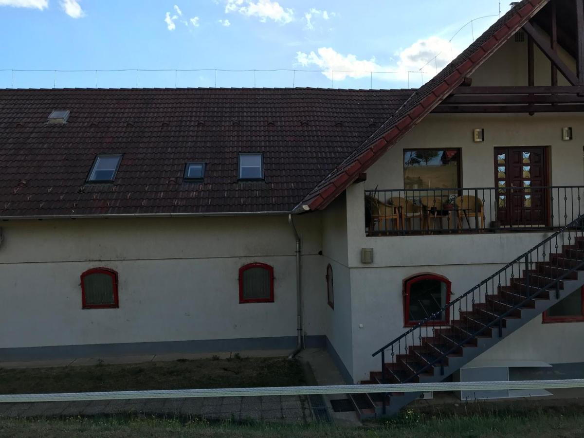 Prosper Lovasklub Panzio Bed & Breakfast Piliscsev Exterior photo