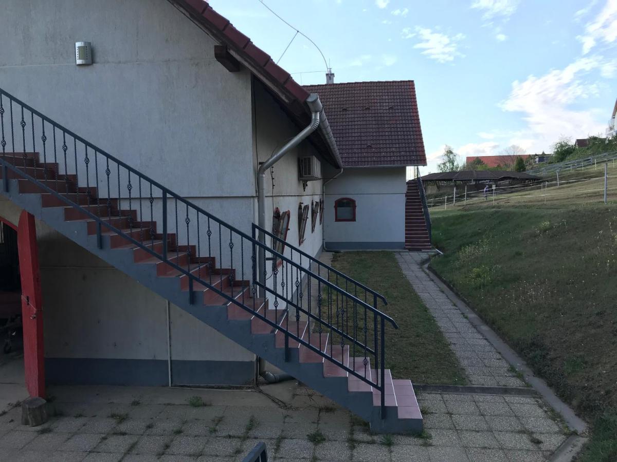 Prosper Lovasklub Panzio Bed & Breakfast Piliscsev Exterior photo